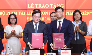 VOV trao tặng Bảo tàng Hồ Chí Minh phim tài liệu 'Con đường phát triển'