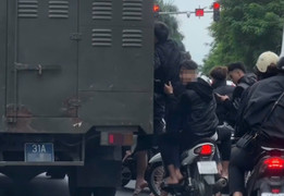 Xử phạt nhóm thanh niên đầu trần đeo bám xe chở phạm nhân trên phố Hà Nội