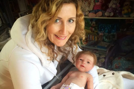 Người phụ nữ nuôi 250 búp bê, bị chặn lại ở siêu thị vì quá giống con thật