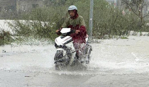 Dự báo thời tiết 26/10: Bắc Bộ đón đợt không khí lạnh mới, Trung Bộ mưa như trút