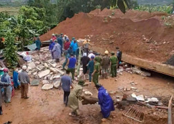 Nhà đang xây đổ sập vào nhà hàng xóm, hai cha con tử vong thương tâm