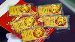 Giá vàng thế giới chạm đỉnh, trong nước tuột dốc: Chuyên gia cảnh báo gì?