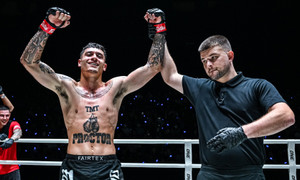 Cận cảnh pha knock-out trị giá 10.000 USD hạ gục võ sĩ Trung Quốc