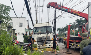 Xe container lao thẳng vào nhóm người ven đường, một phụ nữ tử vong