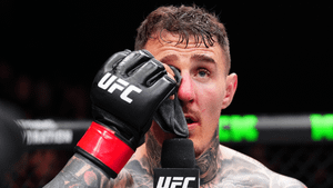 Cao thủ muay Thái chọc mắt nhà vô địch UFC, trọng tài ra quyết định chưa từng có