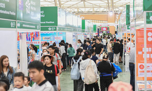 Du khách chen chân trong ngày đầu mở cửa ‘Siêu hội chợ 6 nhất’ ở Hà Nội