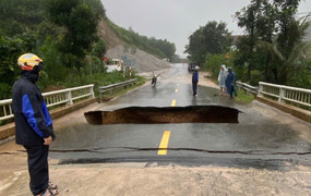 Người và xe lọt xuống 'hố tử thần' xuất hiện do mưa lớn ở Đà Nẵng