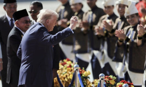 Khoảnh khắc Tổng thống Trump nhún nhảy cùng vũ công khi đến sân bay Malaysia 