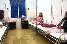 Bệnh viện lớn nhất miền Trung ngập nước, bác sĩ, bệnh nhân bì bõm chạy lũ