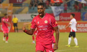 Cầu thủ đánh nguội bị thẻ đỏ, CLB Công an Hà Nội vẫn thắng Công an TP.HCM