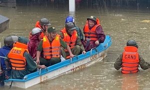 Nước sông ở Huế vượt đỉnh năm 2020, Công an dầm mưa giúp dân 'chạy lũ'