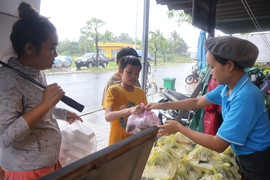 Ấm lòng hàng trăm suất cơm '0 đồng' gửi đến bà con vùng ngập lũ Đà Nẵng