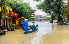 Phố cổ Hội An mênh mông nước, dân bơi thuyền đi lại