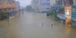 Thuỷ điện xả nước, nước sông lên báo động 3, Huế bị lũ 'bủa vây'