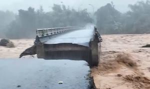 Cảnh lũ kinh hoàng cuốn sập cầu ở Huế