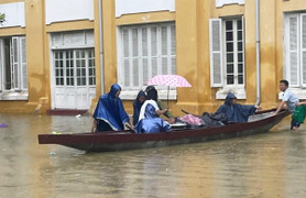 Nguyên nhân miền Trung mưa đặc biệt lớn, nhiều nơi chìm trong biển nước