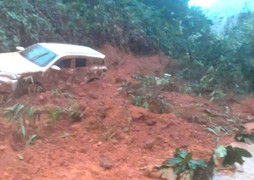 Ô tô 7 chỗ bị đất vùi lấp sau sạt lở, 2 người may mắn thoát chết