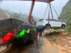 Sạt lở trên cao tốc La Sơn - Tuý Loan, ô tô bị trôi 20 mét