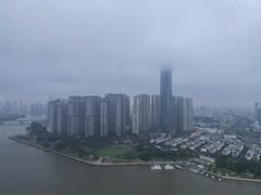 Các toà nhà cao tầng ở TP.HCM chìm trong sương mù