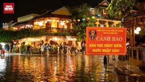 Nước lũ lên nhanh, Huế, Đà Nẵng ngập sâu