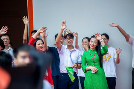 Món quà bạn bè, thầy cô chào đón quán quân Olympia Trần Bùi Bảo Khánh