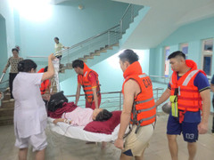 Mưa lũ ở Huế: Bệnh viện chạy đua di chuyển bệnh nhân, thiết bị lên tầng cao