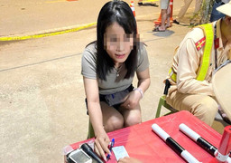 Nữ tài xế vi phạm nồng độ cồn vượt mức kịch khung, hất văng máy đo của cảnh sát