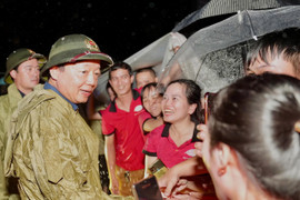 Phó Thủ tướng Trần Hồng Hà thị sát tâm lũ, động viên người dân vùng ngập tại Huế