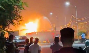 Xe bồn nổ như bom, tài xế bị thương