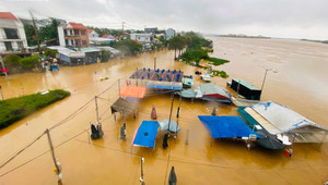 Lũ trên sông ở Huế và Đà Nẵng dâng cao, ngập lụt còn kéo dài