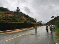 Tỉnh lộ ở miền núi TP Huế xuất hiện vết nứt dài trong đợt mưa lũ lịch sử