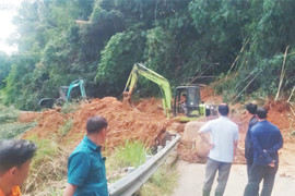 Hàng trăm tấn đất đá sạt lở xuống đường đèo ở Lâm Đồng, quốc lộ 28 tê liệt