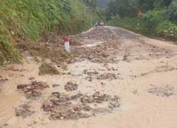 Mưa lớn, đèo Khánh Sơn sạt lở nhiều nơi