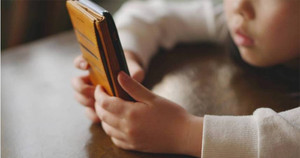 Bé gái 13 tuổi mất tích 7 ngày, được tìm thấy trốn chơi điện thoại ở nhà hoang