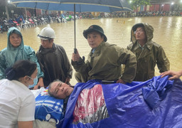 Lũ lịch sử 'nhấn chìm' nhiều bệnh viện ở Huế, nhiều nơi ở Đà Nẵng cô lập