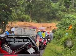 Kinh hoàng quả đồi sạt lở, đất đá ào ạt đổ xuống quốc lộ 40B