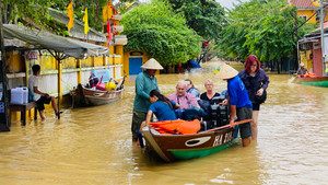 2 ngày trải nghiệm ngập lụt của khách Tây ở Hội An: 'Chuyến du lịch đáng nhớ'