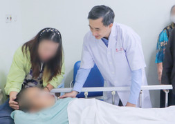 Cuộc hội ngộ xúc động giữa Thứ trưởng Y tế và người được cứu sống ở cầu Nhật Tân