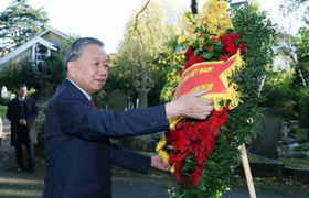 Tổng Bí thư Tô Lâm và phu nhân viếng mộ Karl Marx tại nghĩa trang Highgate ở Anh