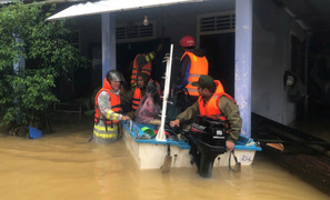 Công an TP Huế suốt ngày đêm kề vai sát cánh cùng người dân trong mưa lũ