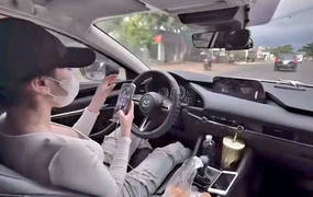 Xác minh clip cô gái thả 2 tay, lướt điện thoại khi lái ô tô