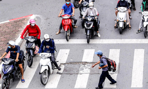 Tranh cướp đường với người đi bộ ở vạch kẻ: Tài xế không được dạy hay cố tình?
