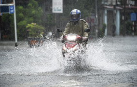 Dự báo thời tiết 30/10: Miền Bắc đón không khí lạnh, mưa lớn bao trùm miền Trung