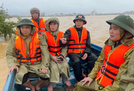 Tìm kiếm 3 người bị lũ cuốn mất tích ở Huế