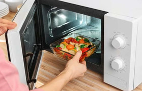 Hâm nóng rau bằng lò vi sóng, nên hay không?