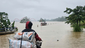 Mưa trắng trời, sạt lở, ngập lụt bủa vây Đà Nẵng và Quảng Ngãi