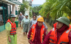 Công an Đà Nẵng cứu 5 du khách nước ngoài mắc kẹt trong vùng ngập lụt