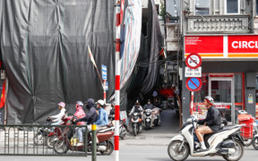 Hiểm họa rình rập khi đi qua những công trình đang xây dựng, phá dỡ ở Hà Nội