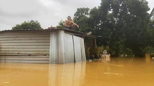 Trục lợi trong mưa lũ ở Huế: Xin đừng để cơn lũ lòng tham cuốn trôi tình người