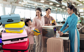 Thu phí hành lý xách tay quá cân tại cửa ra máy bay, Vietnam Airlines nói gì?